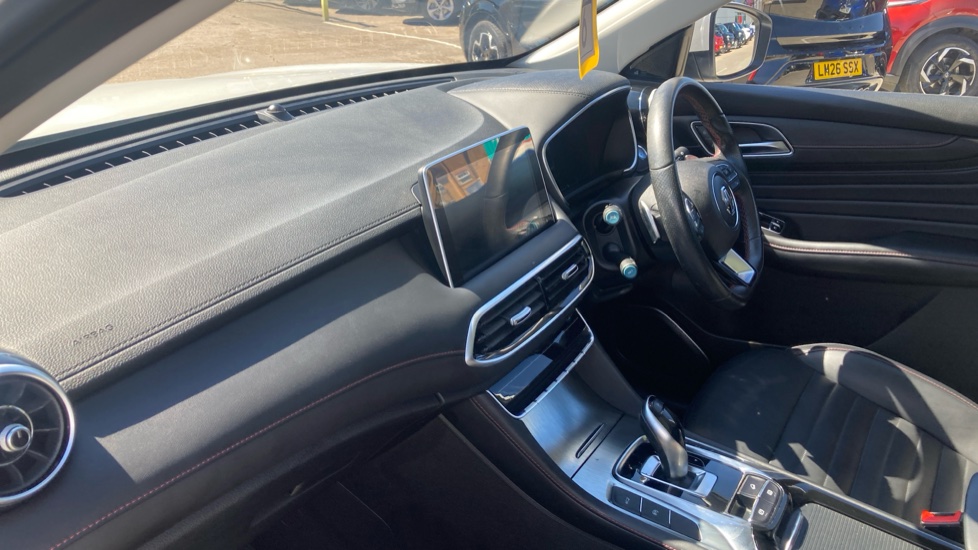 MG HS 1.5 T-GDI Exclusive 5dr DCT Petrol Hatchback - Image 9