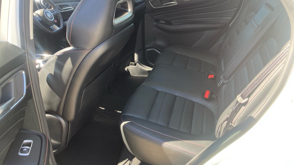 MG HS 1.5 T-GDI Exclusive 5dr DCT Petrol Hatchback - Image 16