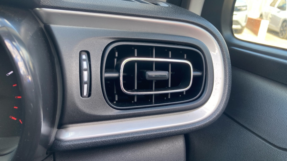 Citroen C3 1.2 PureTech 110 Plus 5dr EAT6 Petrol Hatchback - Image 37