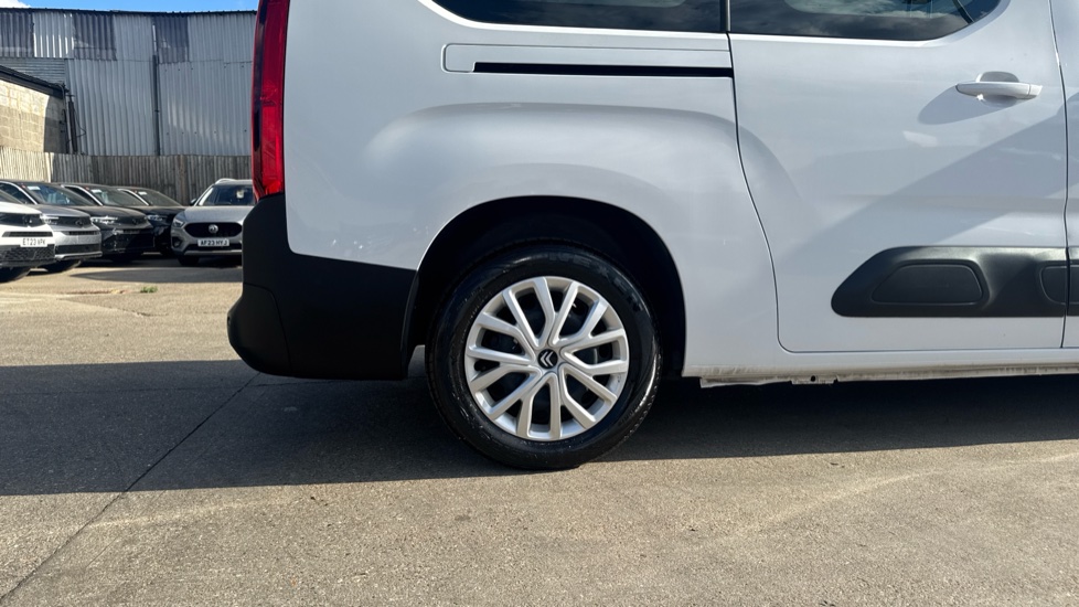 Citroen Berlingo 100kW Feel XL 50kWh 5dr Auto [7 seat] Electric Estate - Image 7