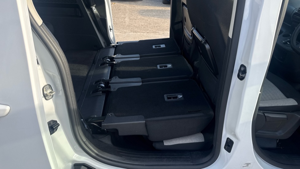 Citroen Berlingo 100kW Feel XL 50kWh 5dr Auto [7 seat] Electric Estate - Image 32