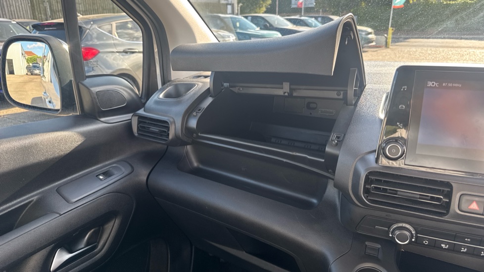 Citroen Berlingo 100kW Feel XL 50kWh 5dr Auto [7 seat] Electric Estate - Image 43