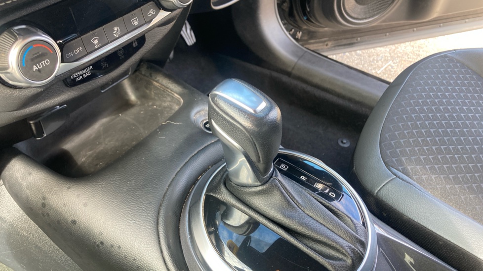 Nissan Juke 1.0 DiG-T 114 N-Connecta 5dr DCT Petrol Hatchback - Image 13
