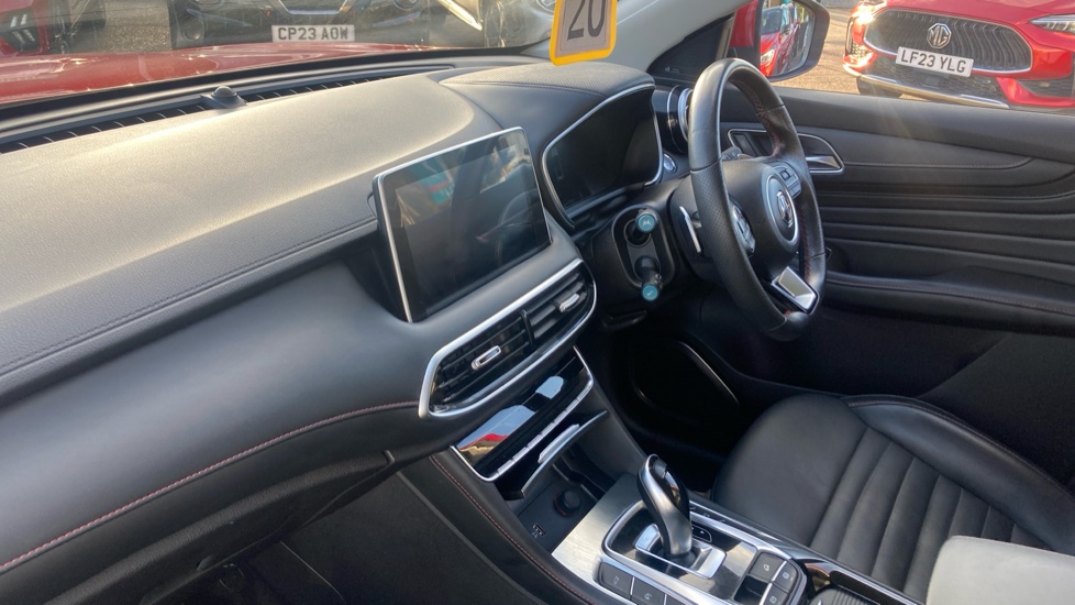 MG HS 1.5 T-GDI Exclusive 5dr DCT Petrol Hatchback - Image 9