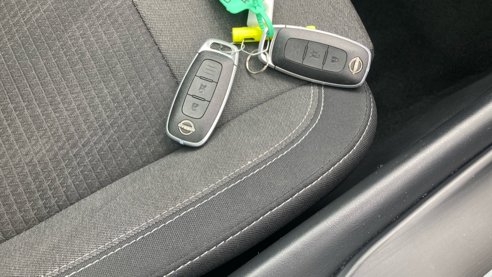 Nissan Qashqai 1.3 DiG-T MH 158 N-Connecta 5dr Xtronic Petrol Hatchback - Image 20