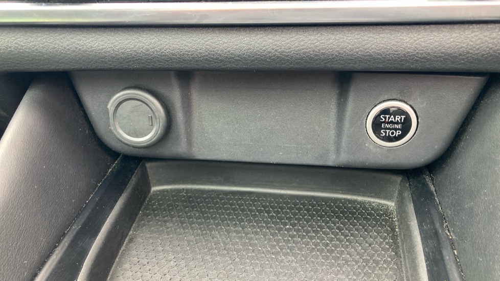 Nissan Qashqai 1.3 DiG-T MH 158 N-Connecta 5dr Xtronic Petrol Hatchback - Image 29