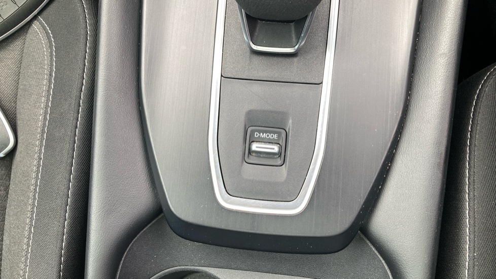 Nissan Qashqai 1.3 DiG-T MH 158 N-Connecta 5dr Xtronic Petrol Hatchback - Image 31