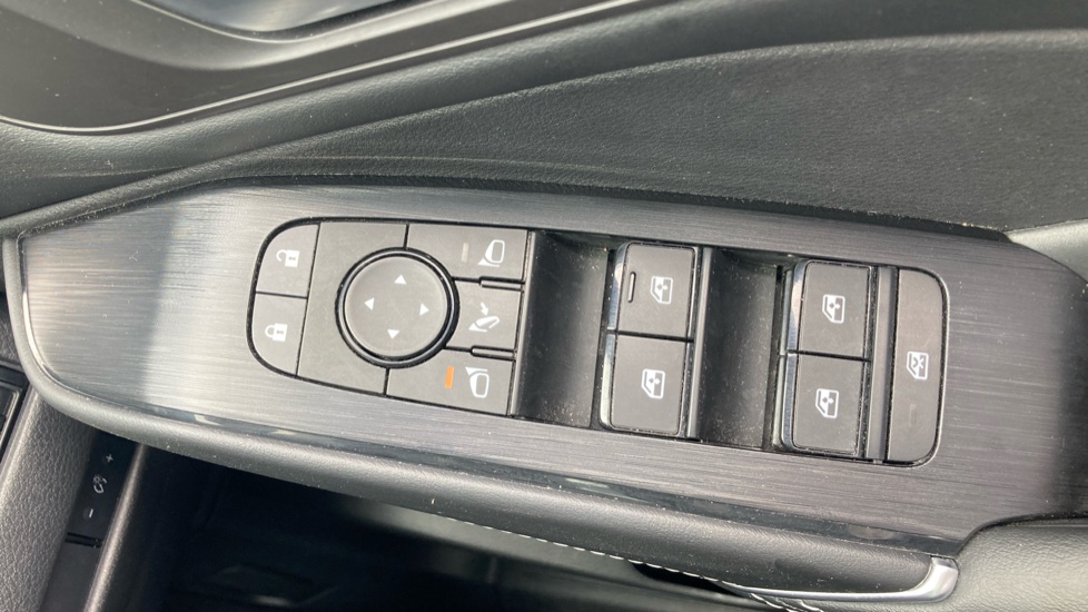 Nissan Qashqai 1.3 DiG-T MH 158 N-Connecta 5dr Xtronic Petrol Hatchback - Image 37