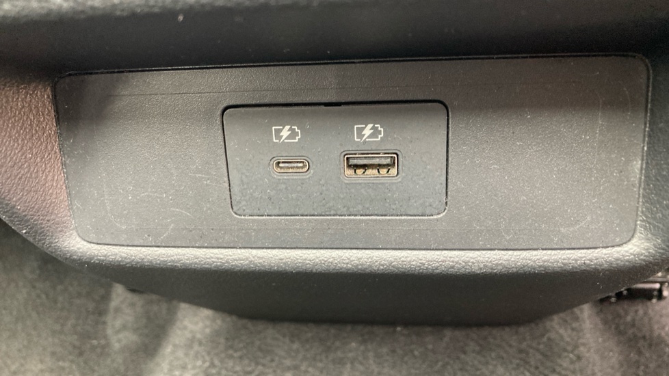 Nissan Qashqai 1.3 DiG-T MH 158 N-Connecta 5dr Xtronic Petrol Hatchback - Image 43