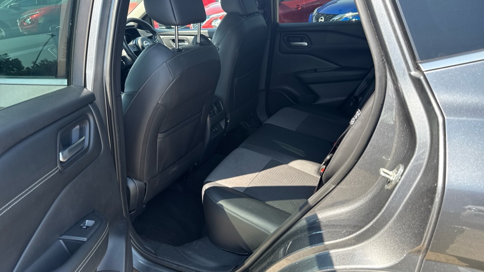 Nissan Qashqai 1.3 DiG-T MH 158 N-Connecta 5dr Xtronic Petrol Hatchback - Image 16