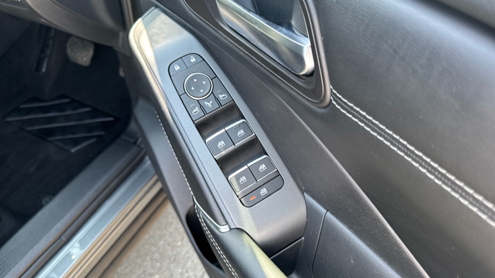 Nissan Qashqai 1.3 DiG-T MH 158 N-Connecta 5dr Xtronic Petrol Hatchback - Image 41