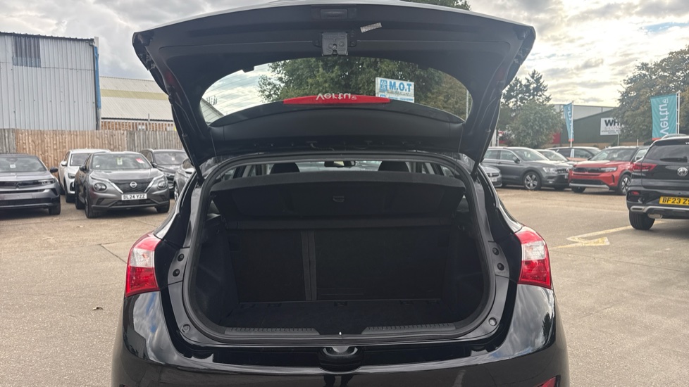 Hyundai i30 1.6 SE Nav 5dr Auto Petrol Hatchback - Image 4