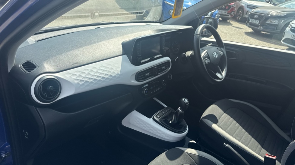 Hyundai i10 1.0 MPi Premium 5dr Petrol Hatchback - Image 9