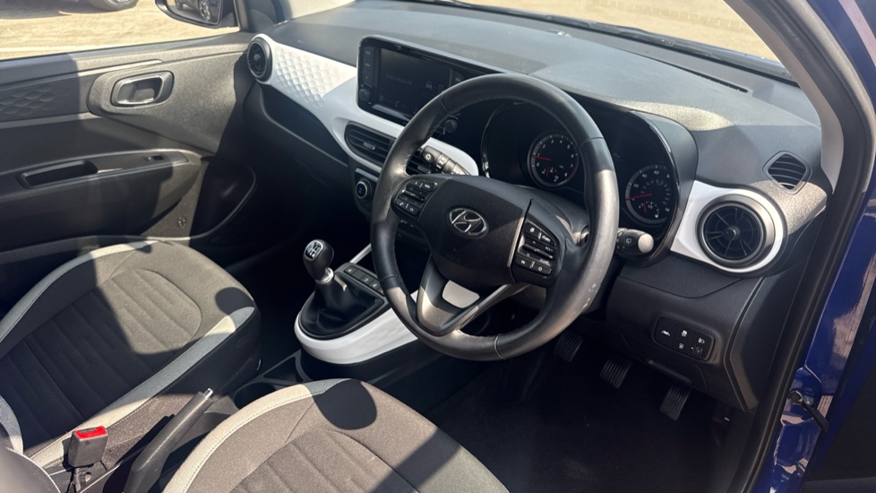 Hyundai i10 1.0 MPi Premium 5dr Petrol Hatchback - Image 11