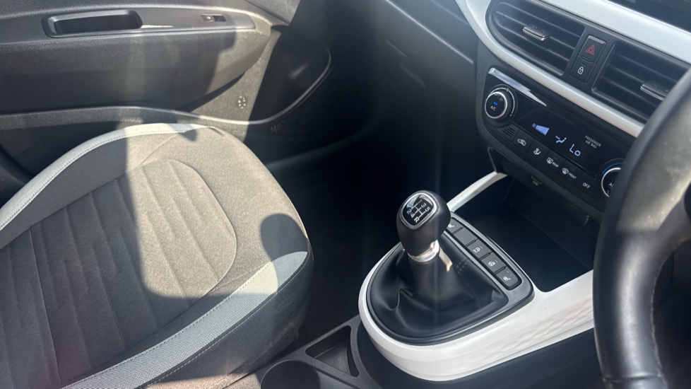 Hyundai i10 1.0 MPi Premium 5dr Petrol Hatchback - Image 14