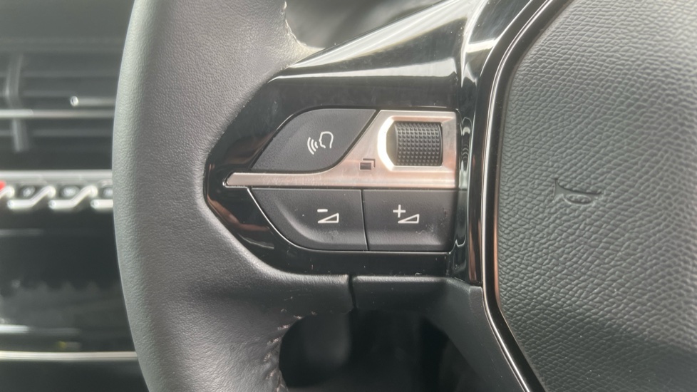 Peugeot 208 1.2 PureTech 100 Allure Premium 5dr Petrol Hatchback - Image 28
