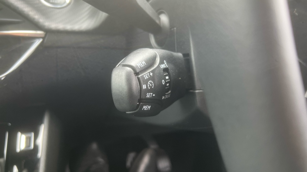 Peugeot 208 1.2 PureTech 100 Allure Premium 5dr Petrol Hatchback - Image 30