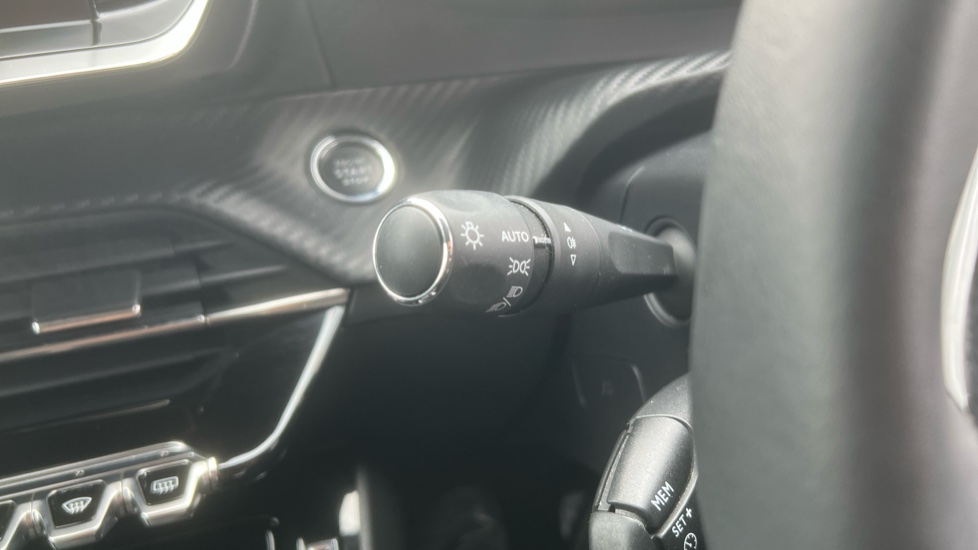 Peugeot 208 1.2 PureTech 100 Allure Premium 5dr Petrol Hatchback - Image 31