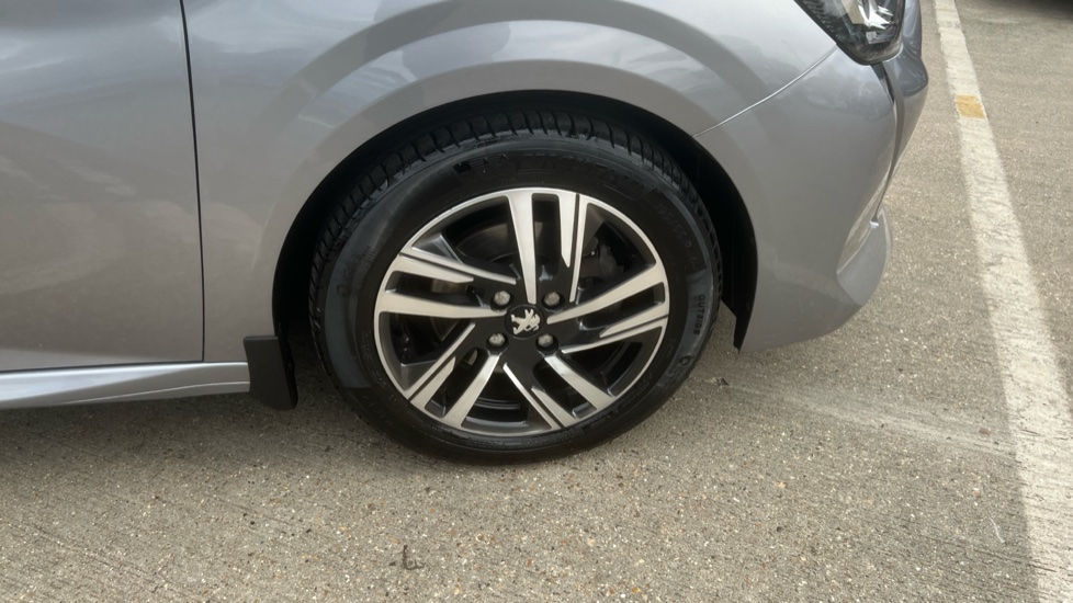 Peugeot 208 1.2 PureTech 100 Allure Premium 5dr Petrol Hatchback - Image 33