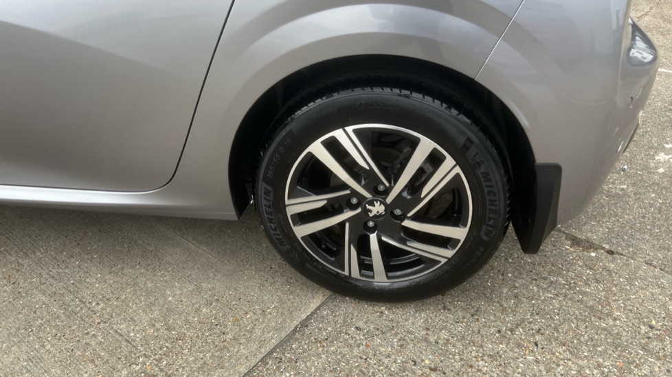 Peugeot 208 1.2 PureTech 100 Allure Premium 5dr Petrol Hatchback - Image 35