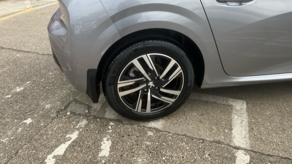 Peugeot 208 1.2 PureTech 100 Allure Premium 5dr Petrol Hatchback - Image 36