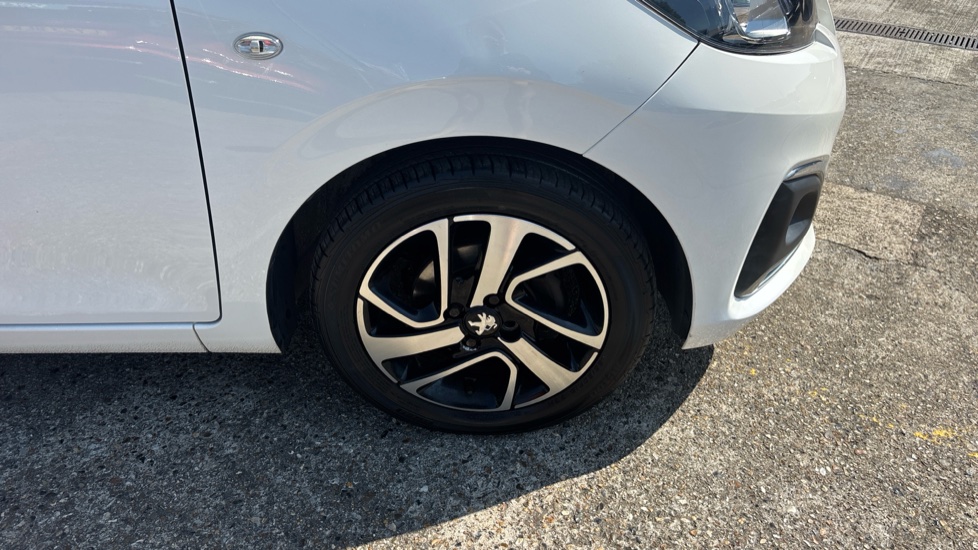 Peugeot 108 1.0 72 Allure 5dr Petrol Hatchback - Image 21