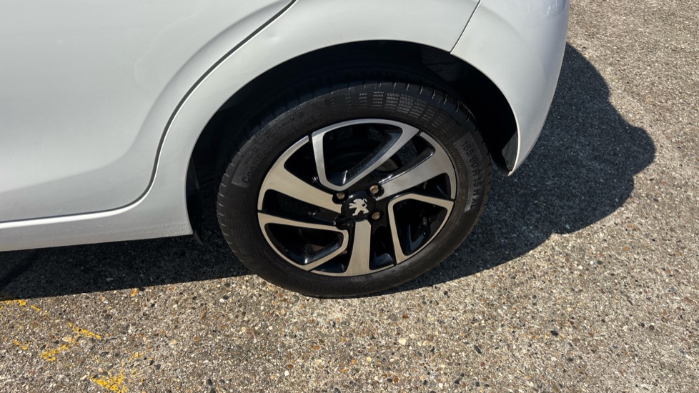 Peugeot 108 1.0 72 Allure 5dr Petrol Hatchback - Image 28