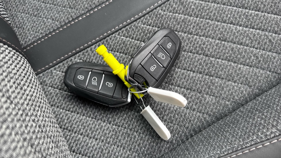 Peugeot 2008 100kW Allure 50kWh 5dr Auto Electric Estate - Image 19