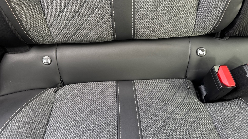 Peugeot 2008 100kW Allure 50kWh 5dr Auto Electric Estate - Image 31