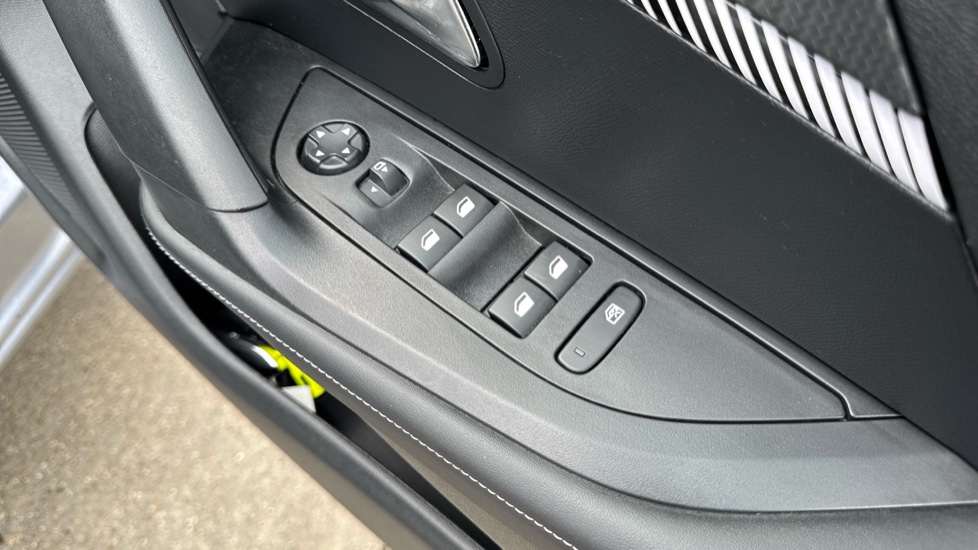 Peugeot 2008 100kW Allure 50kWh 5dr Auto Electric Estate - Image 36