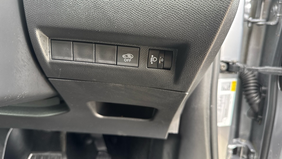 Peugeot 2008 100kW Allure 50kWh 5dr Auto Electric Estate - Image 37