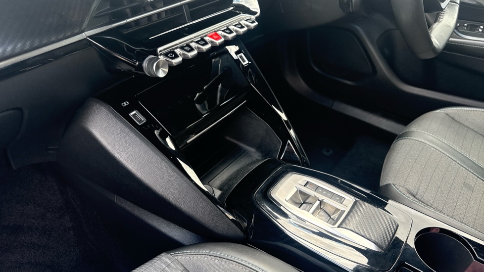 Peugeot 2008 100kW Allure Premium+ 50kWh 5dr Auto Electric Estate - Image 13