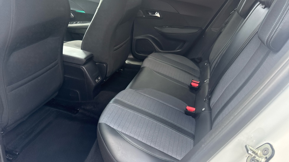 Peugeot 2008 100kW Allure Premium+ 50kWh 5dr Auto Electric Estate - Image 16