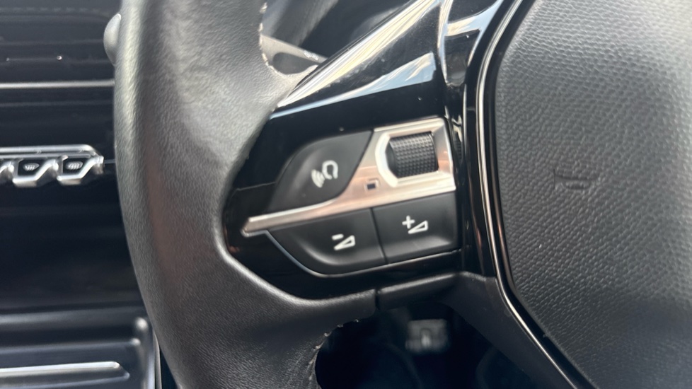 Peugeot 2008 100kW Allure Premium+ 50kWh 5dr Auto Electric Estate - Image 27