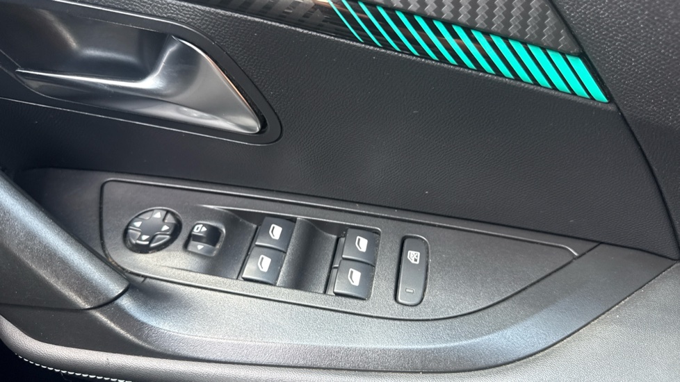 Peugeot 2008 100kW Allure Premium+ 50kWh 5dr Auto Electric Estate - Image 30