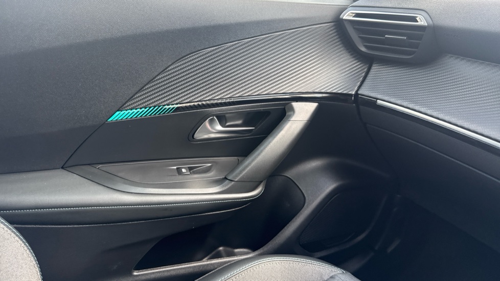 Peugeot 2008 100kW Allure Premium+ 50kWh 5dr Auto Electric Estate - Image 31