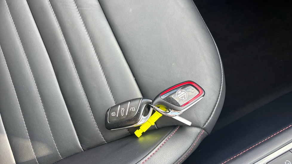 MG HS 1.5 T-GDI PHEV Trophy 5dr Auto Hatchback - Image 19