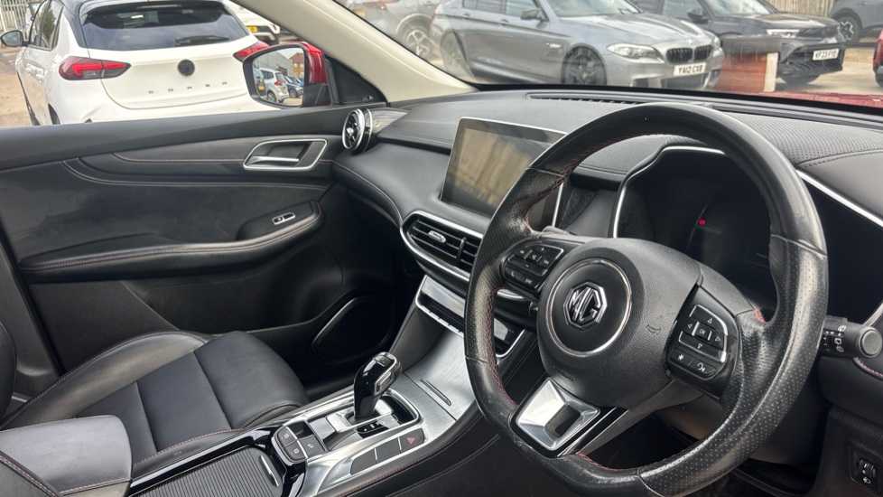 MG HS 1.5 T-GDI SE 5dr DCT Petrol Hatchback - Image 11