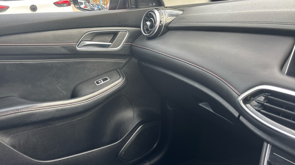 MG HS 1.5 T-GDI SE 5dr DCT Petrol Hatchback - Image 45