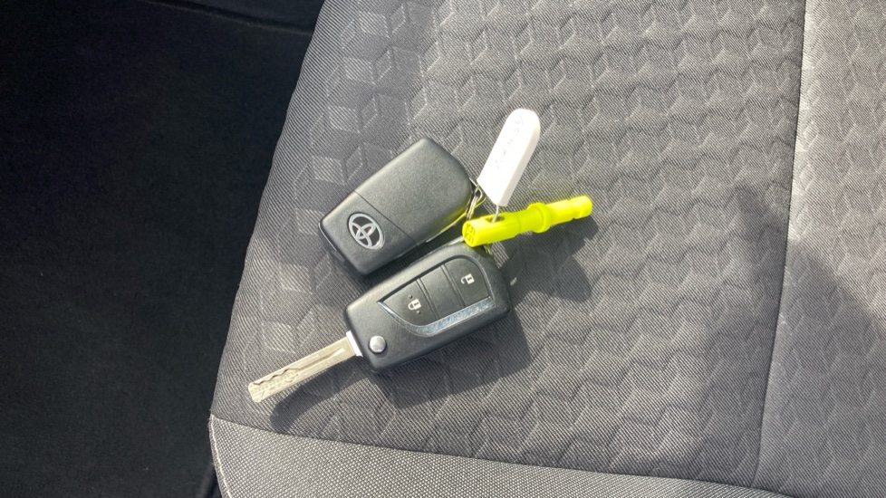 Toyota Yaris 1.5 Hybrid Icon 5dr CVT Hybrid Hatchback - Image 20