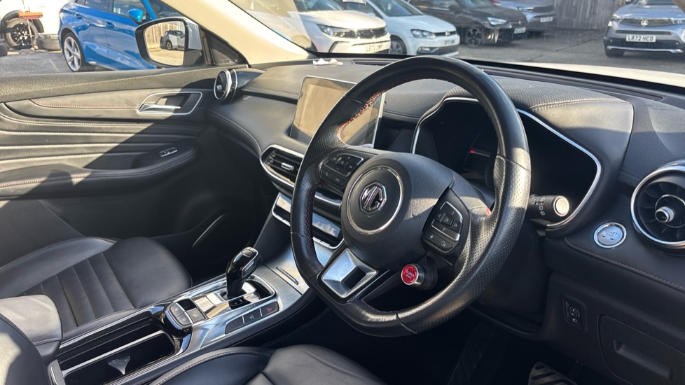 MG HS 1.5 T-GDI Trophy 5dr DCT Petrol Hatchback - Image 11