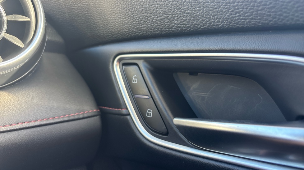 MG HS 1.5 T-GDI Trophy 5dr DCT Petrol Hatchback - Image 24