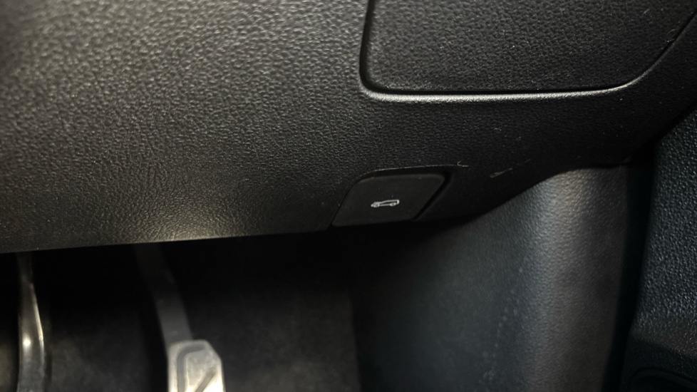 MG HS 1.5 T-GDI Trophy 5dr DCT Petrol Hatchback - Image 26