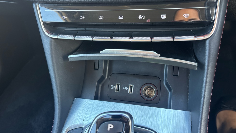 MG HS 1.5 T-GDI Trophy 5dr DCT Petrol Hatchback - Image 32
