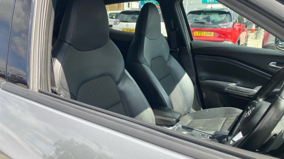 Nissan Juke 1.0 DiG-T 114 N-Connecta 5dr DCT Petrol Hatchback - Image 31