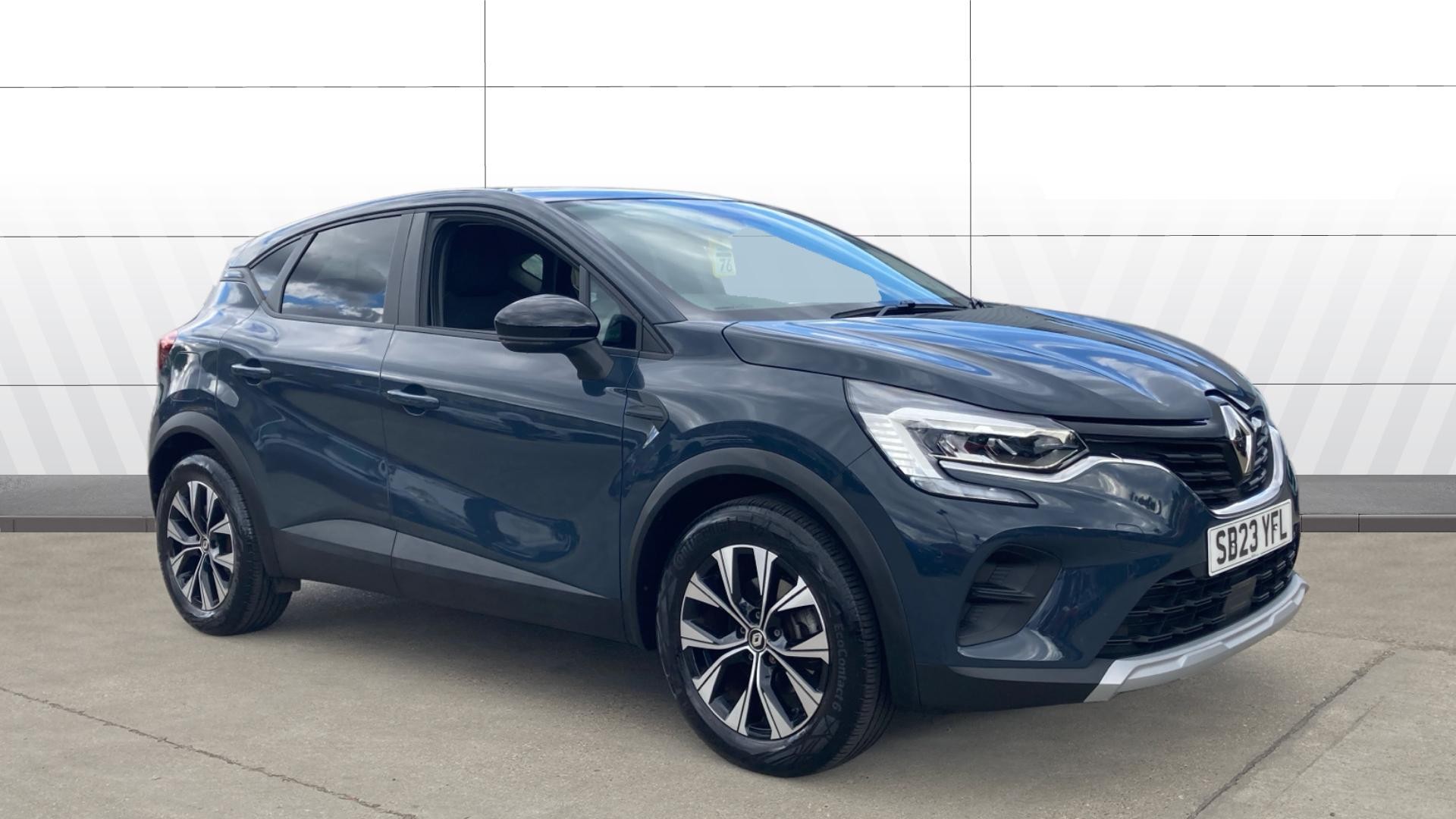 Renault Captur listing photo