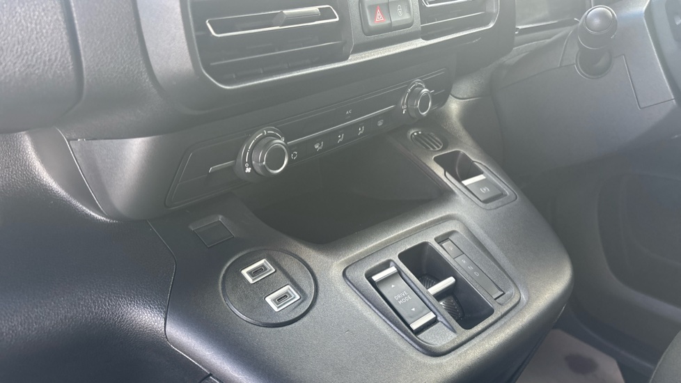 Citroen Berlingo 100kW Plus XL 52kWh 5dr Auto [7 Seat] Electric Estate - Image 13