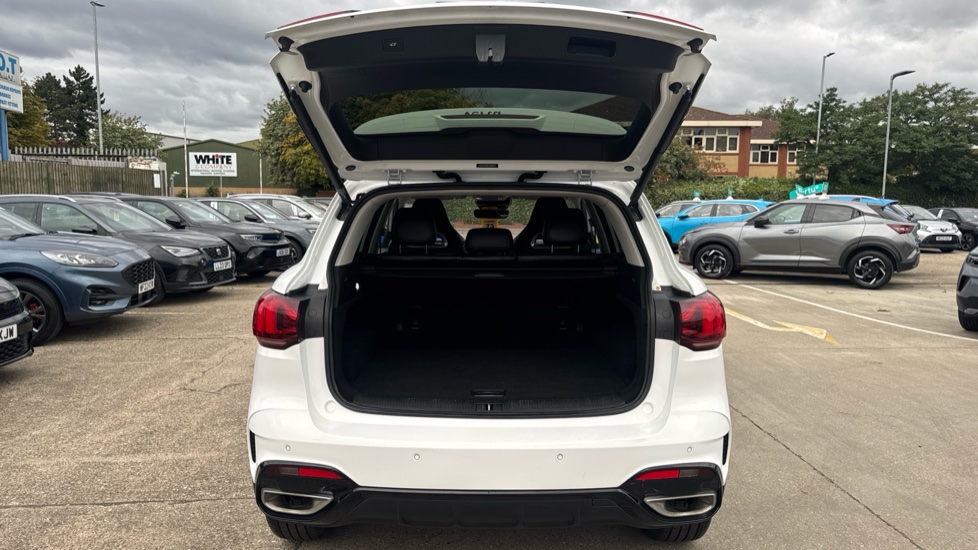 MG HS 1.5 T-GDI Trophy 5dr DCT Petrol Hatchback - Image 4