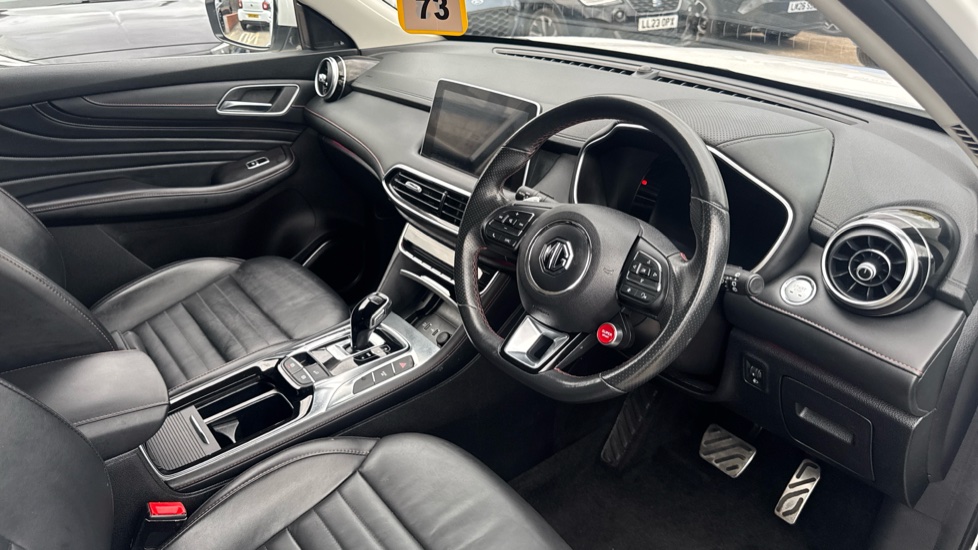 MG HS 1.5 T-GDI Trophy 5dr DCT Petrol Hatchback - Image 11