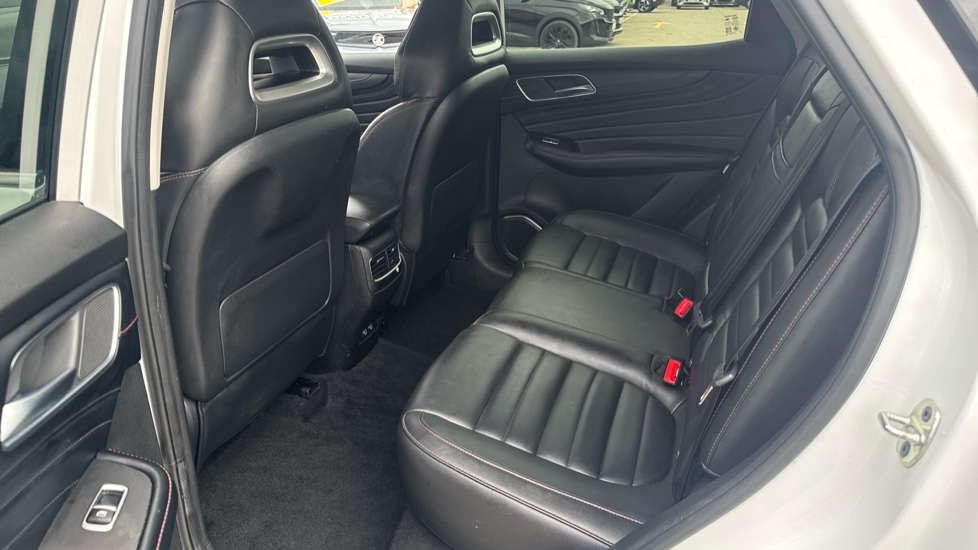 MG HS 1.5 T-GDI Trophy 5dr DCT Petrol Hatchback - Image 16